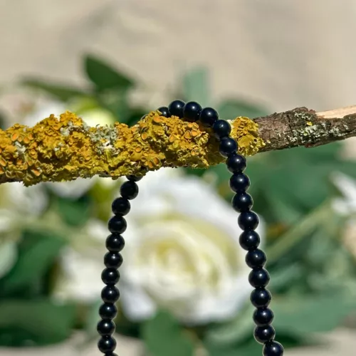 bracelet tourmaline 4 mm en gros plan