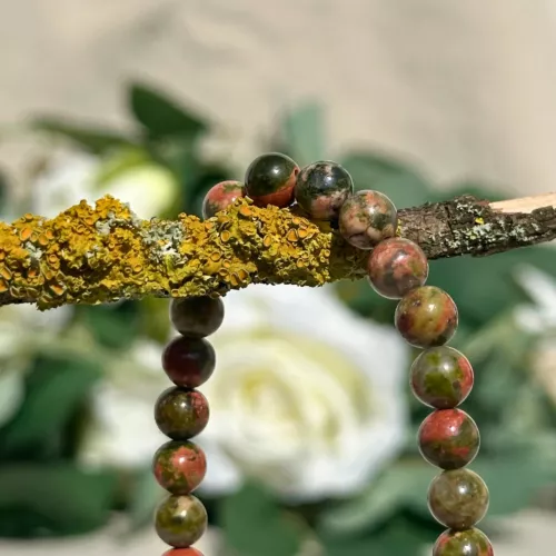 bracelet unakite 6 mm en gros plan