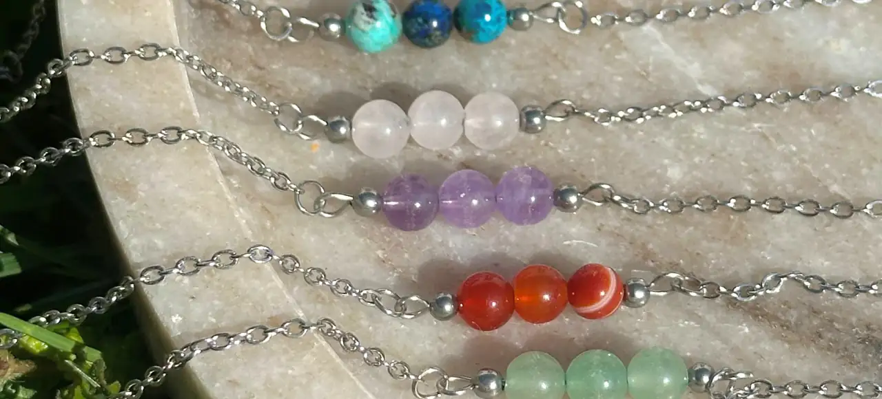 collection complète des bracelets Reliques n°2 sur un plateau en marbre