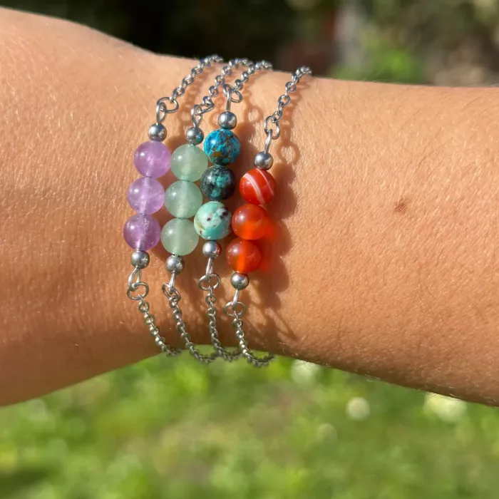 collection complète des bracelets Reliques n°2 au poignet d'une jeune femme