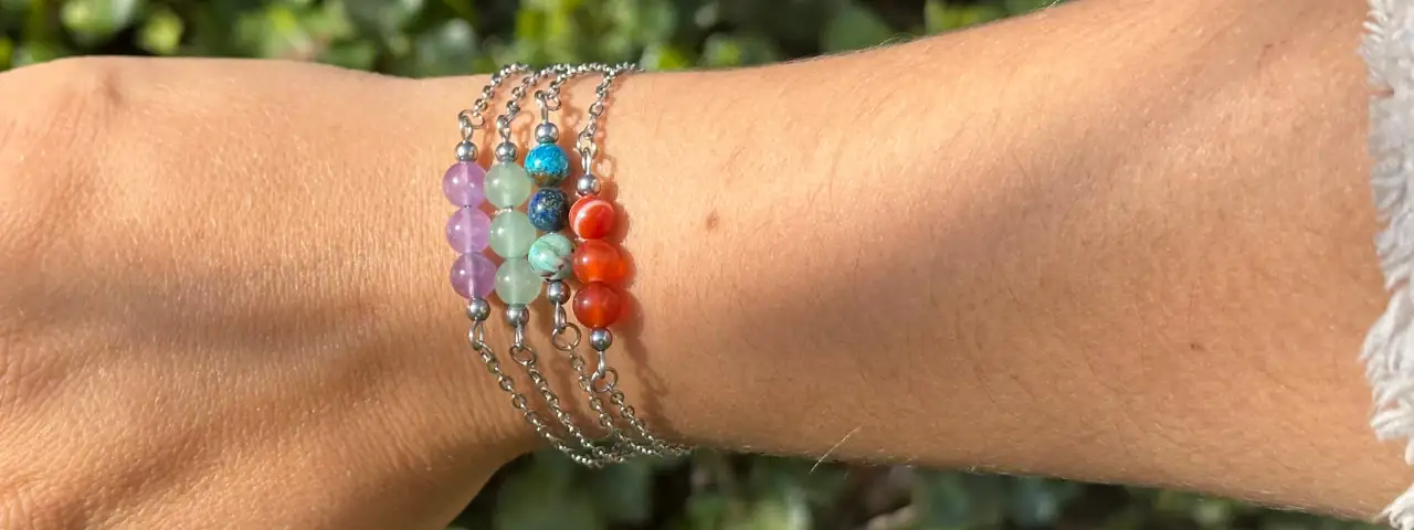 collection complète des bracelets Reliques n°2 au poignet d'une jeune femme