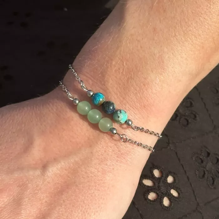 Jeune femme portant les bracelets Reliques n°2 montés de pierre azurite ou aventurine verte