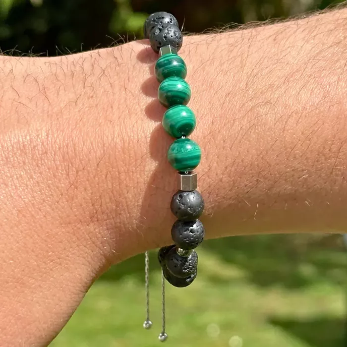 Bracelet Reliques n°4 en Malachite au poignet d'un homme
