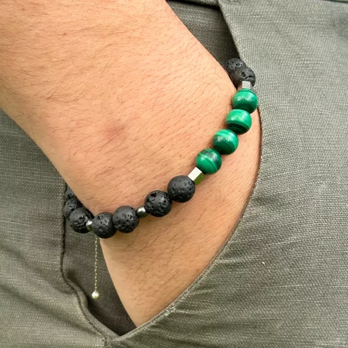 Bracelet Reliques n°4 en Malachite au poignet d'un homme