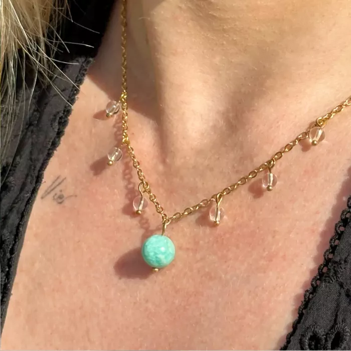 Gros plan sur le collier reliques n°1 avec perle d'amazonite