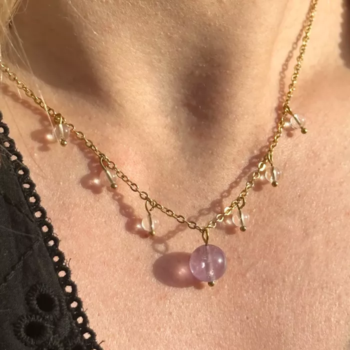 Gros plan sur le collier reliques n°1 avec perle d'amethyste