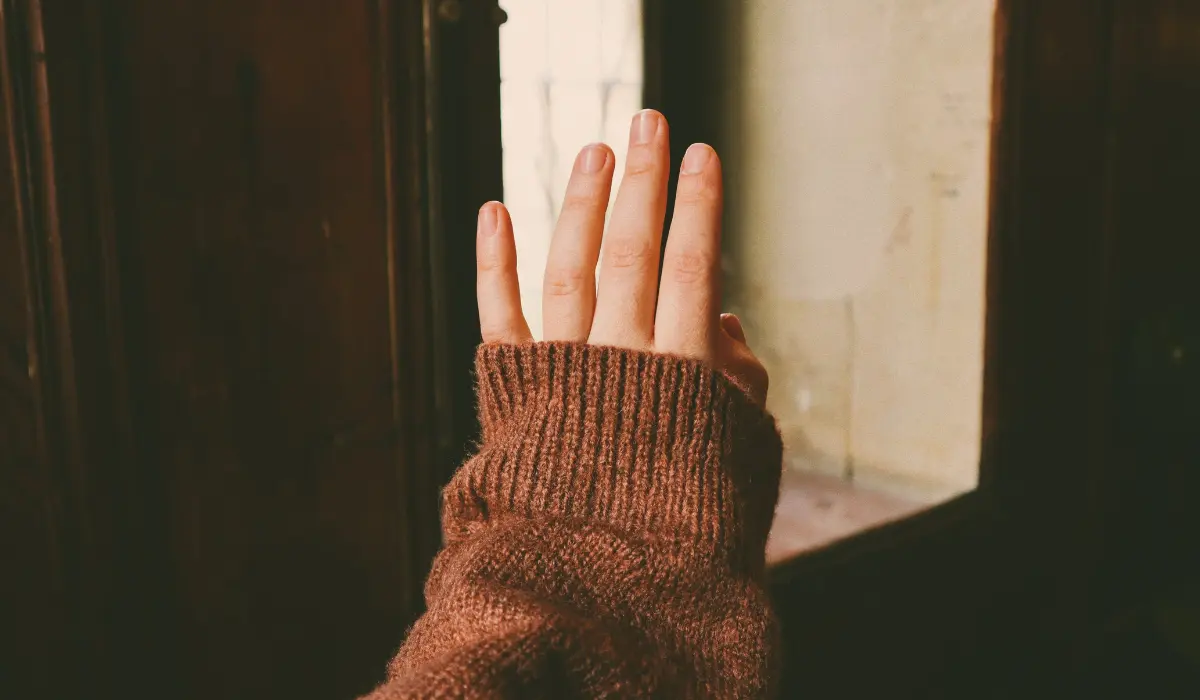 main de jeune femme dressée en avant