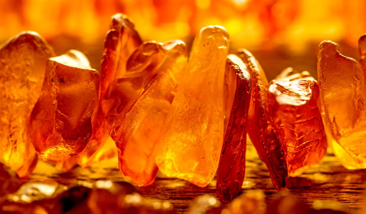 Plusieurs ambres, mineraloïde amorphe