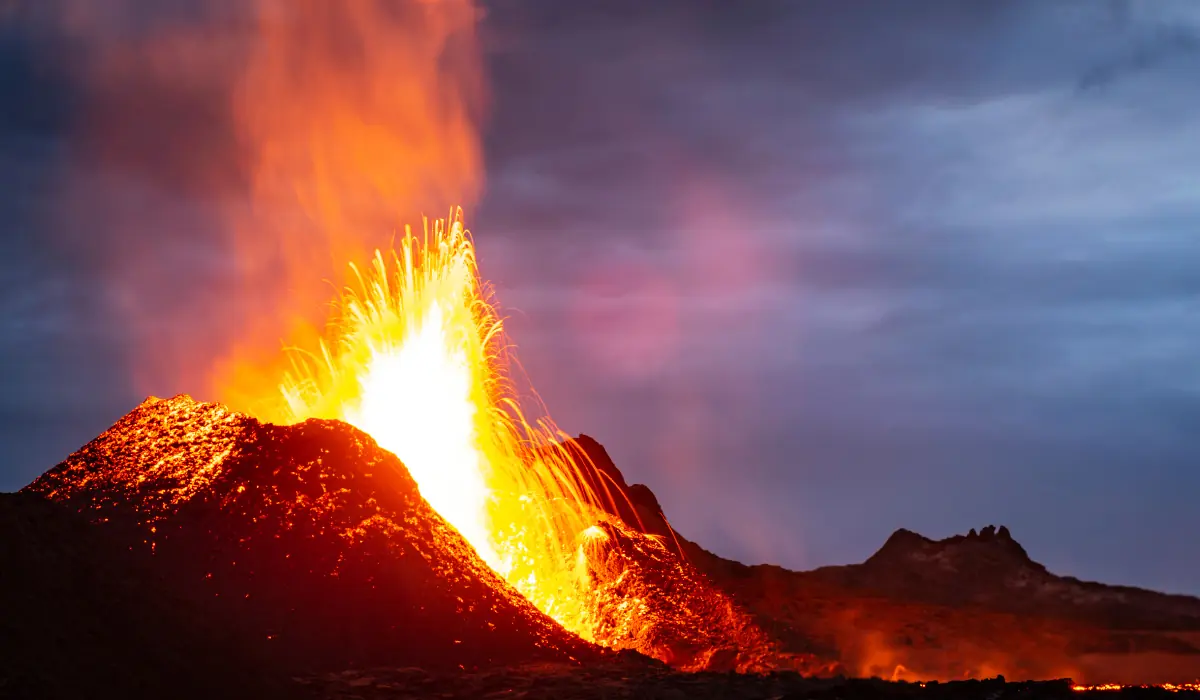 Une éruption volcanique de nuit