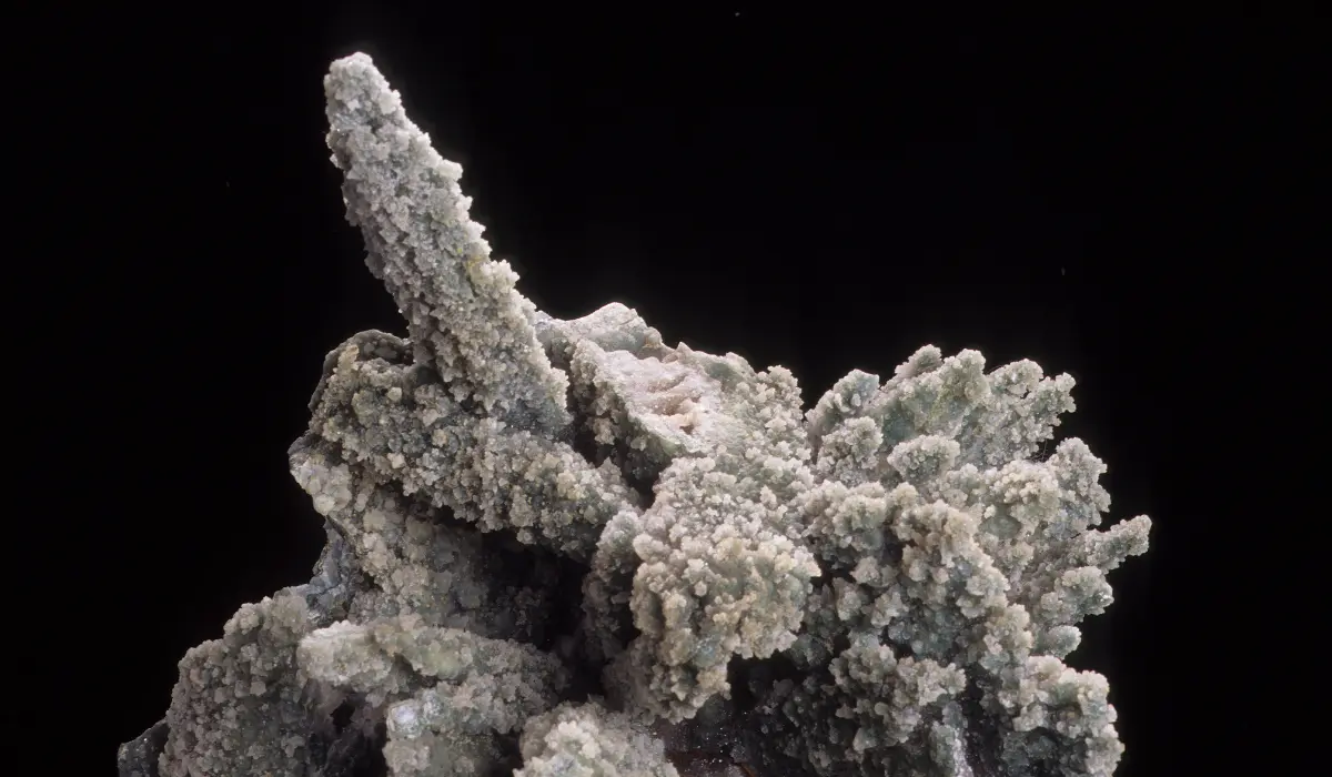 Anhydrite en gros plan sur fond noir
