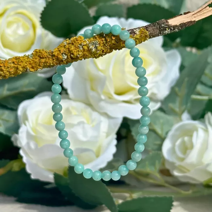 Bracelet amazonite 4 mm posé sur une branche