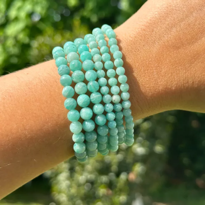Bracelet amazonite au poignet d'une jeune femme