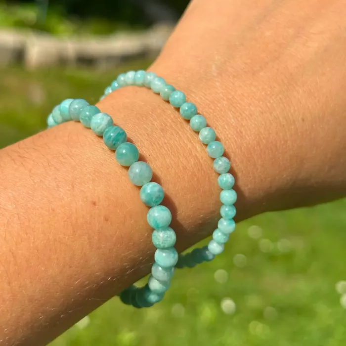 Bracelet amazonite au poignet d'une jeune femme