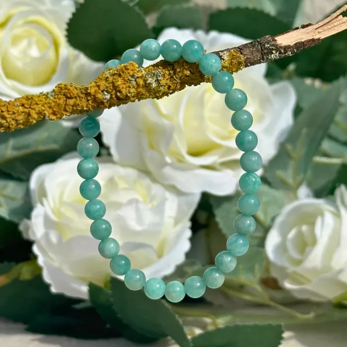 Bracelet amazonite 6 mm posé sur une branche