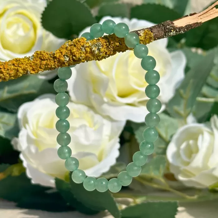 Bracelet aventurine verte 6 mm posé sur une branche