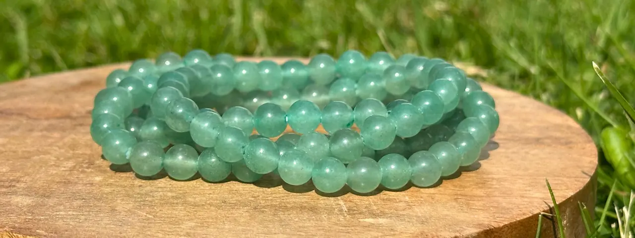 Bracelet aventurine verte 6 mm en gros plan sur une planche en bois