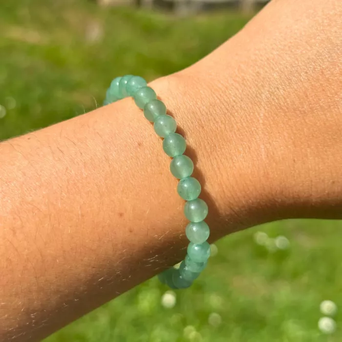 Bracelet aventurine verte au poignet d'une jeune femme