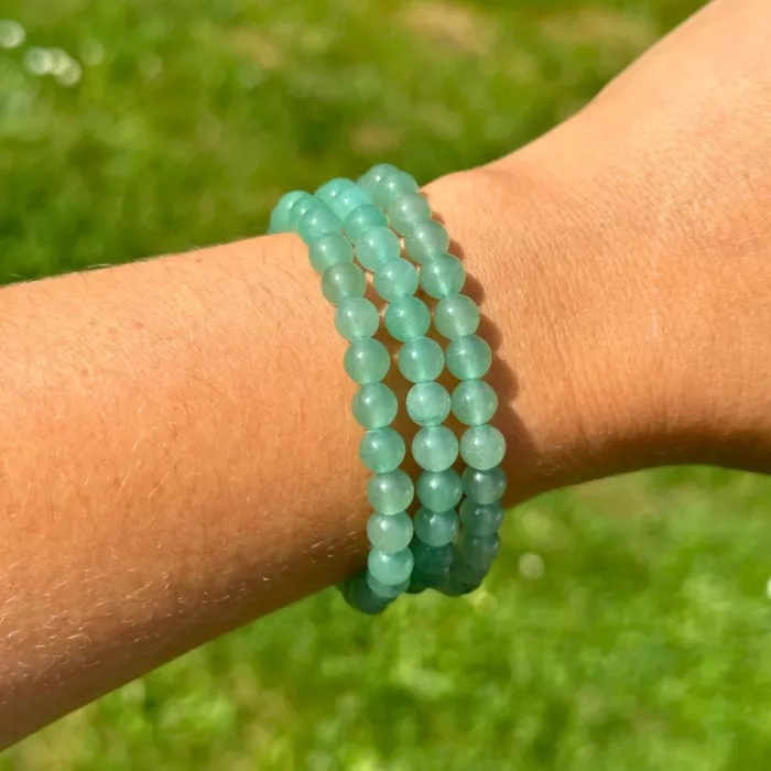 Bracelet aventurine verte au poignet d'une jeune femme