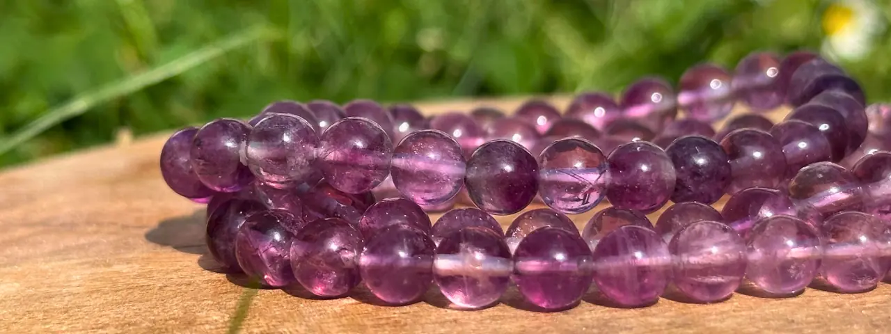 Bracelet fluorite violette sur un cercle de bois