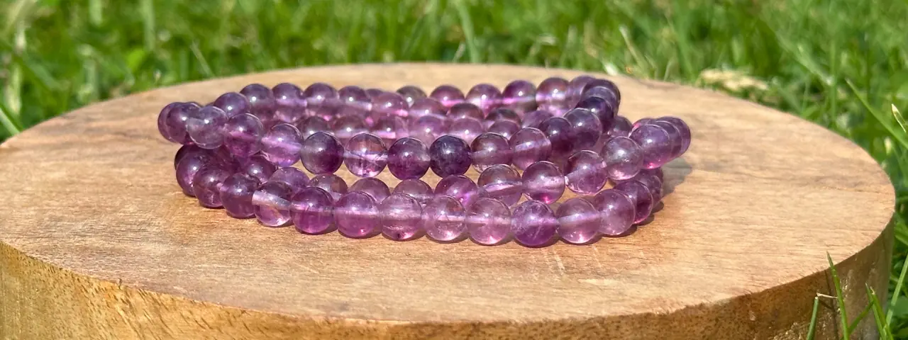 Bracelet fluorite violette sur un cercle de bois