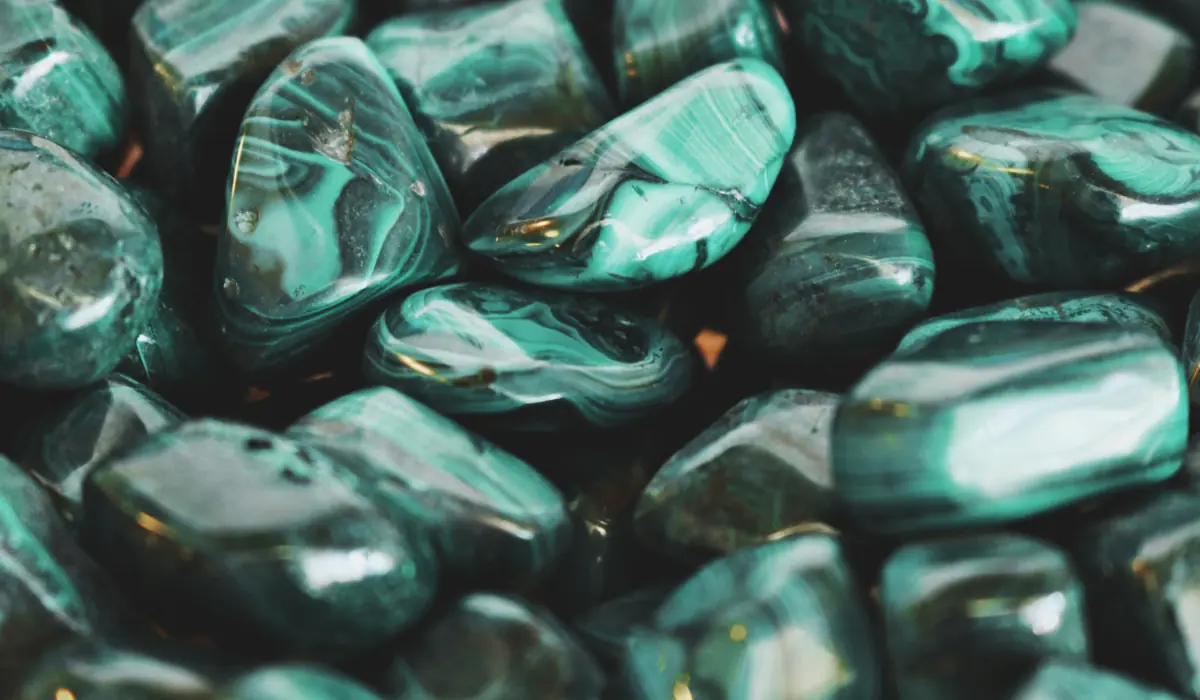 De nombreuses malachites, des carbonates