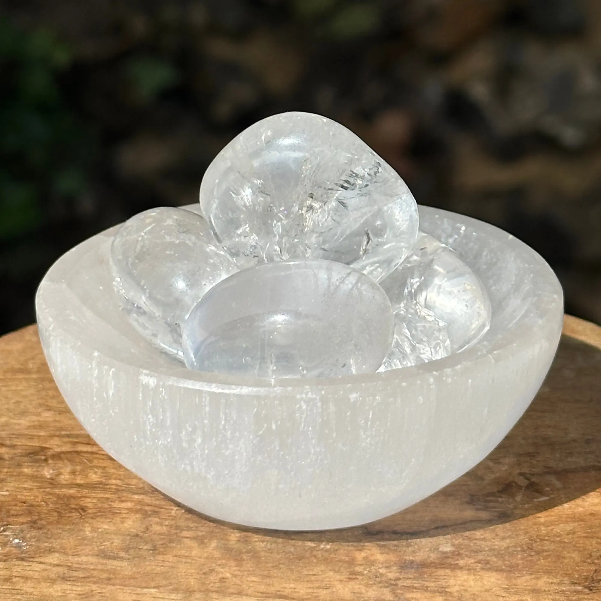 Cristal de roche roulée dans un bol