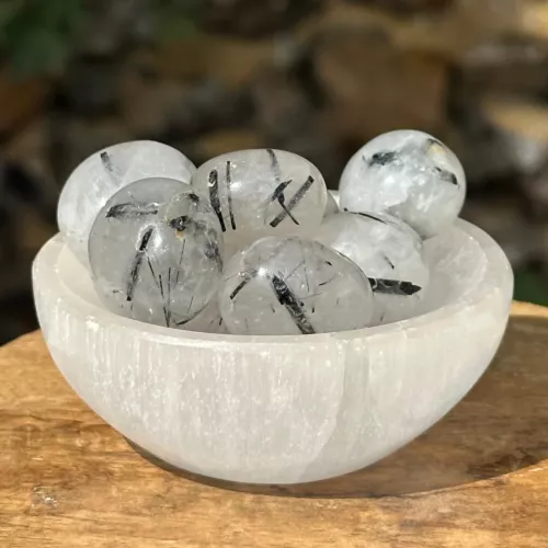 Cristal de roche tourmaline dans un bol