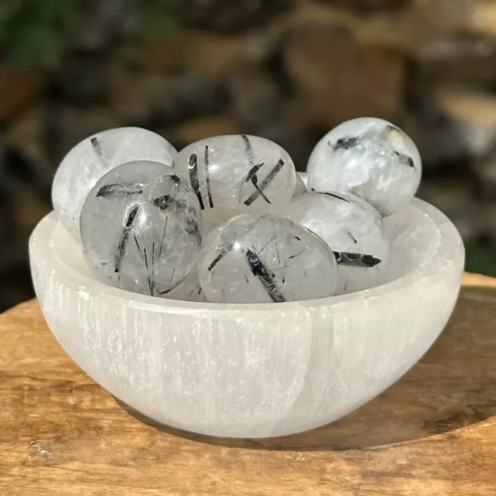 Cristal de roche tourmaline dans un bol