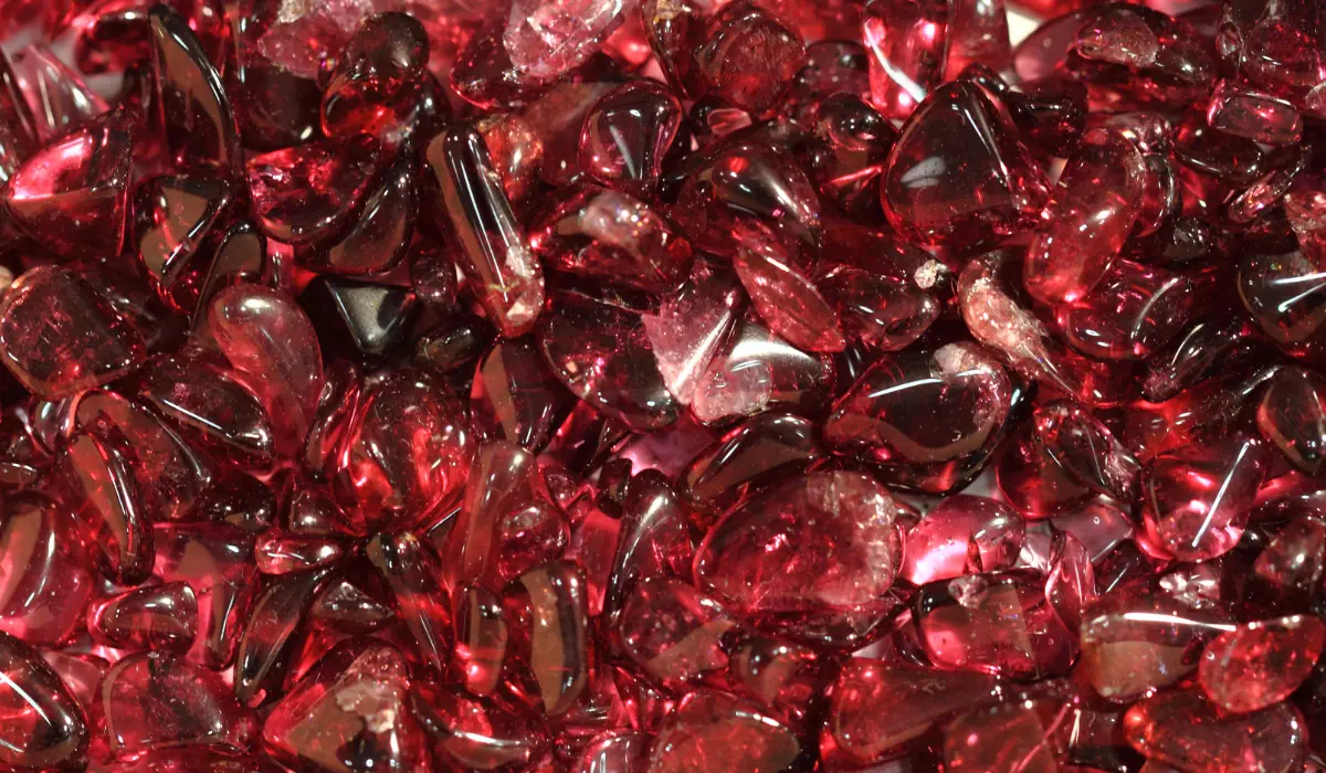 Un amas de grenat rouge, système cubique