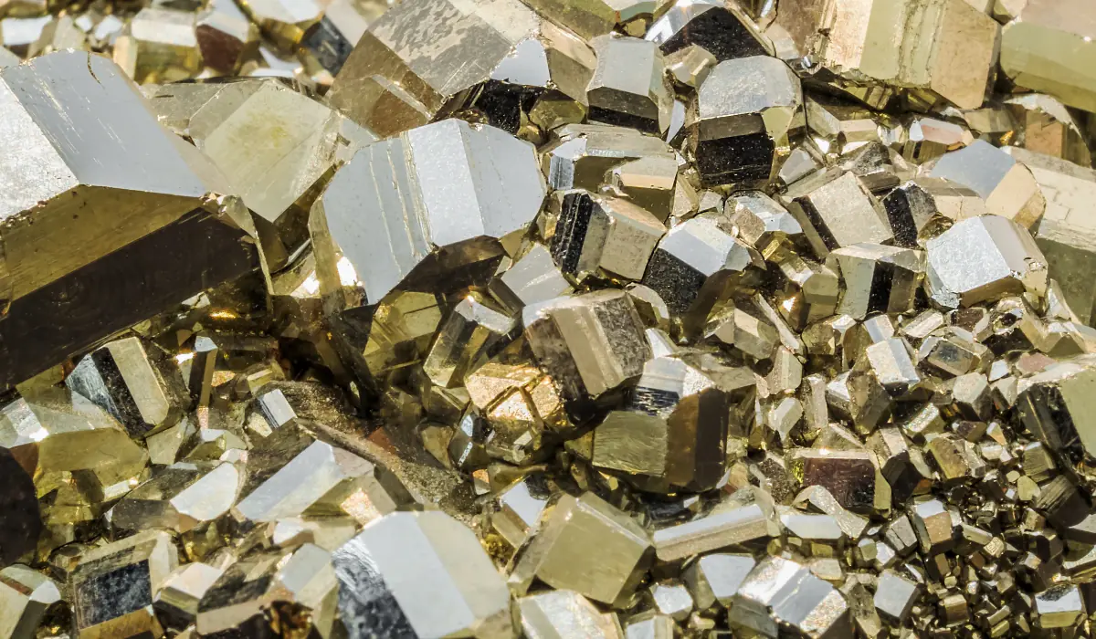 Un amas de pyrite, système cubique