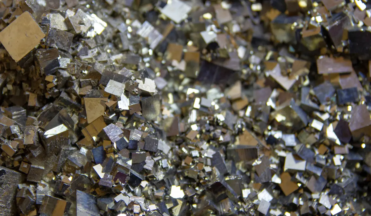 Un amas de pyrite, système cubique