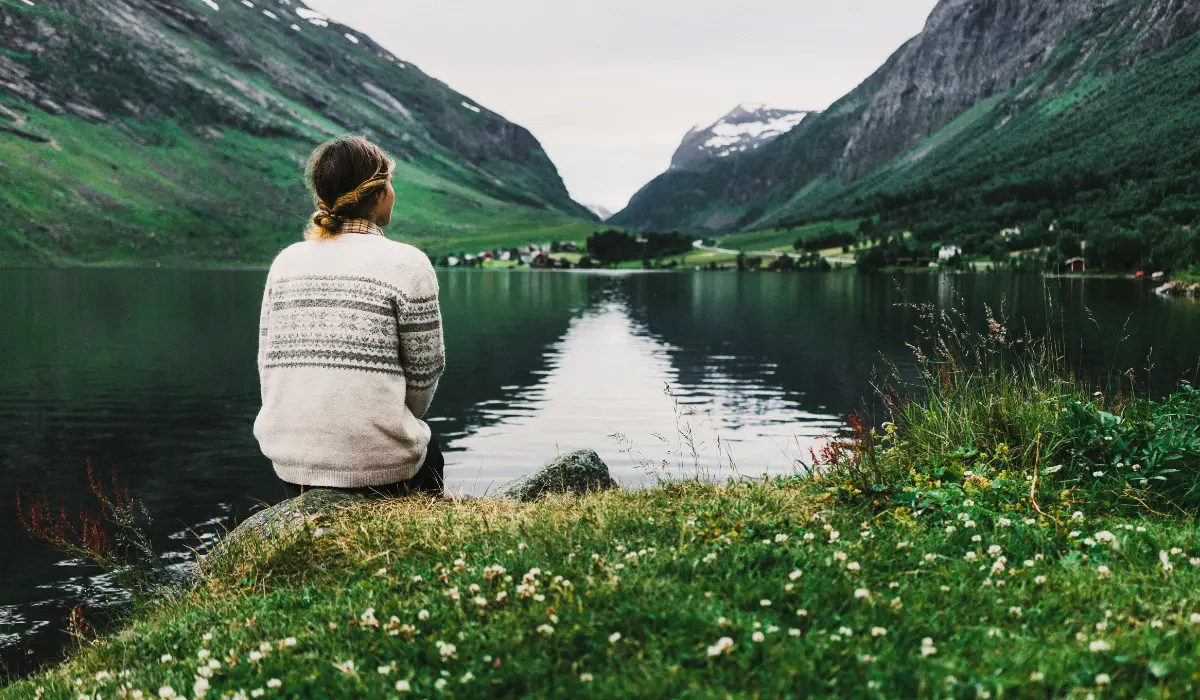 Jeune femme au bord d'un lac