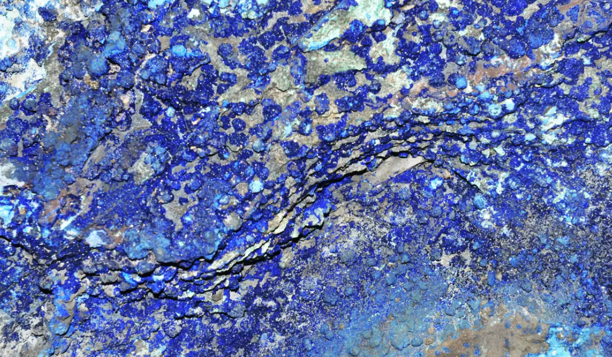 Minéral bleu abstrait gros plan sur un amas géologique bleu