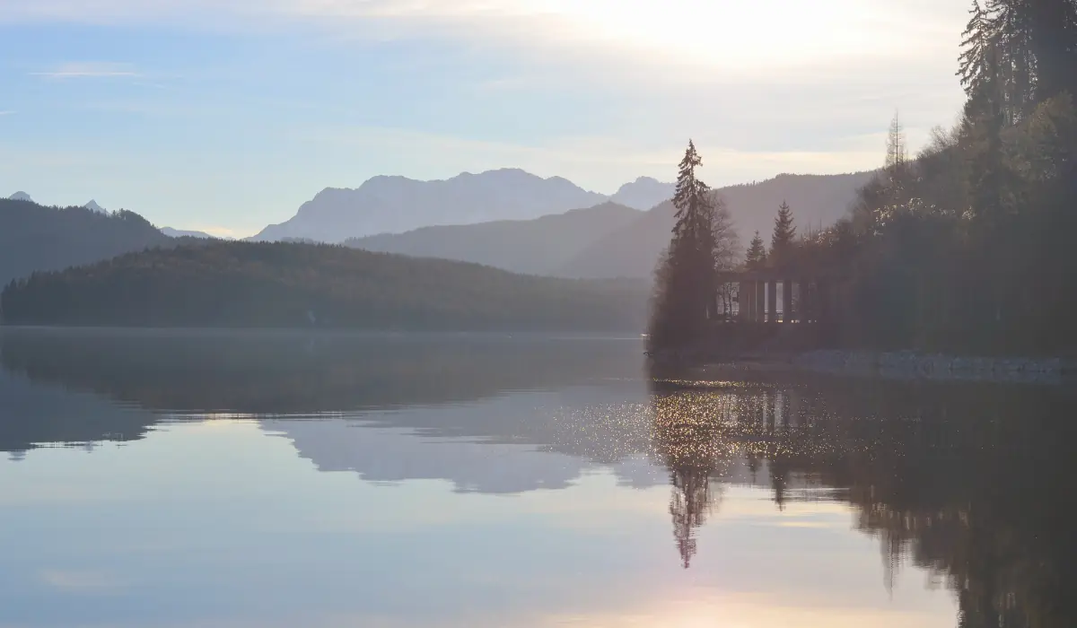 Un lac paisible au levé du jour