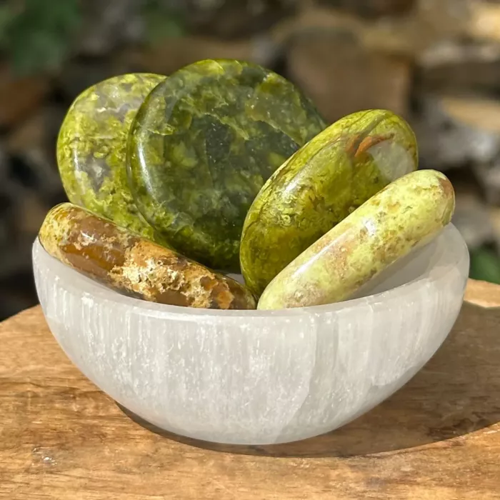 Opale verte dans un bol