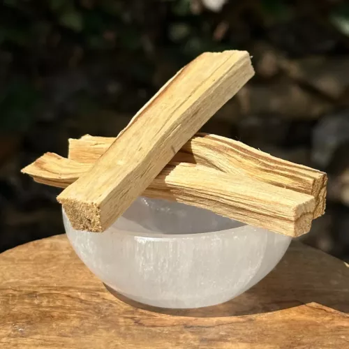 Du palo santo dans un bol