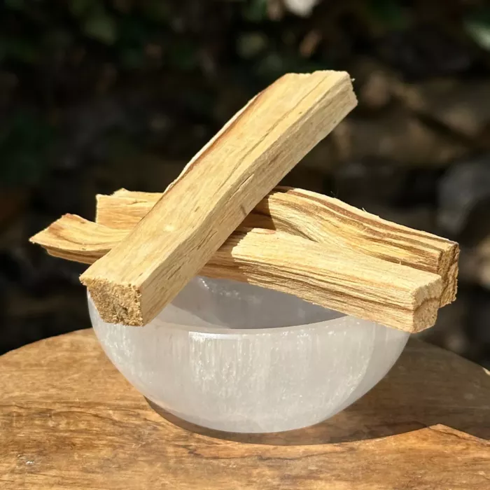 Du palo santo dans un bol