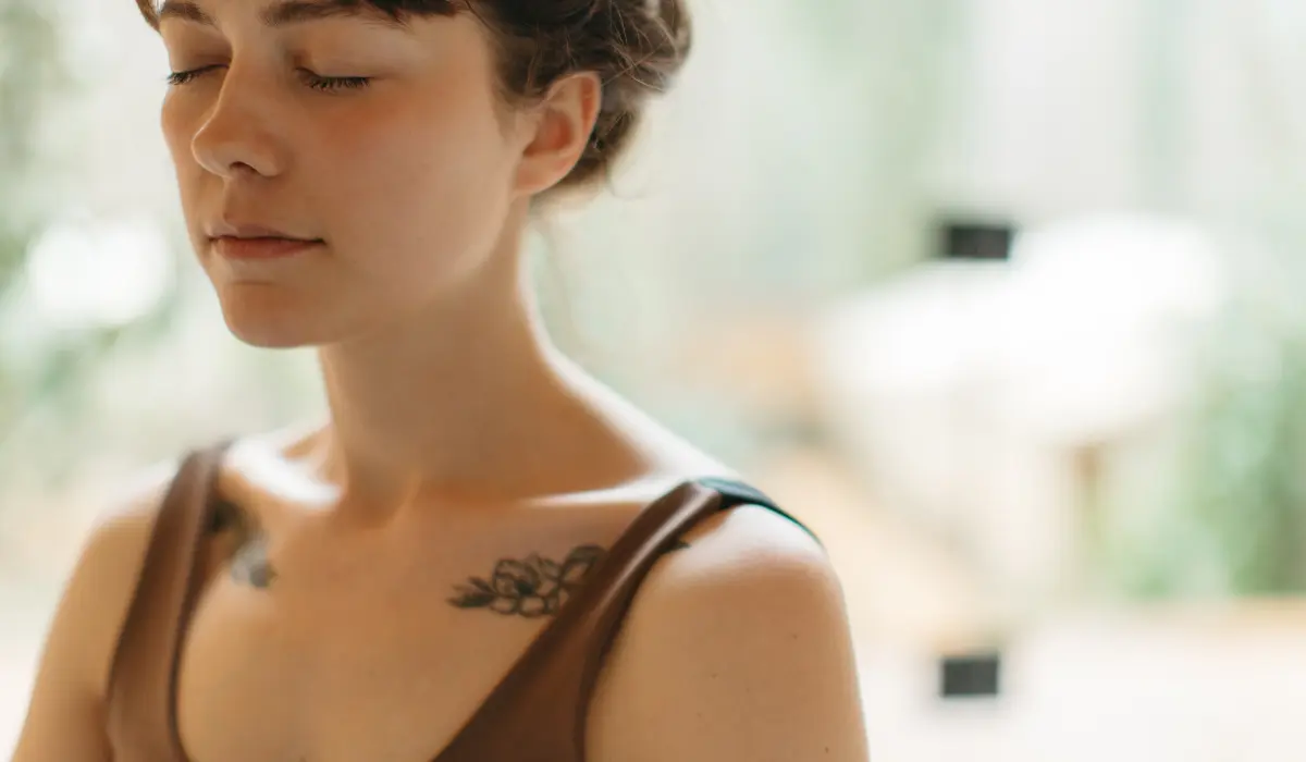Une jeune femme concentrée sur une pensée positive