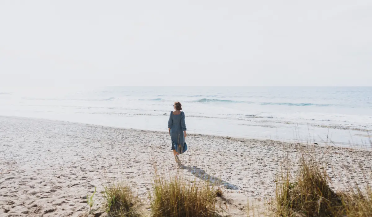 Femme marchant au bord de la mer en pleine conscience