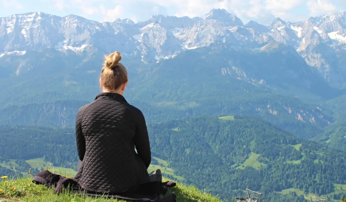 Jeune femme appréciant le silence de montagne
