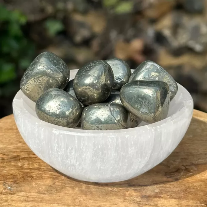pyrite cubique dans un pot