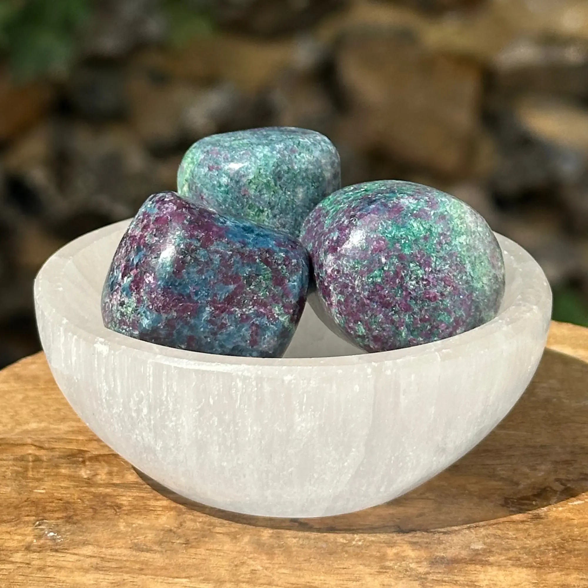 Rubis fuchsite cyanite dans un bol