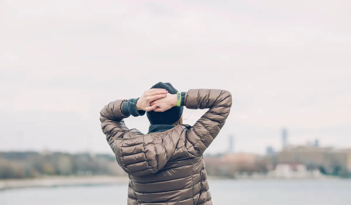 Jeune femme en stress, au bord d'un lac