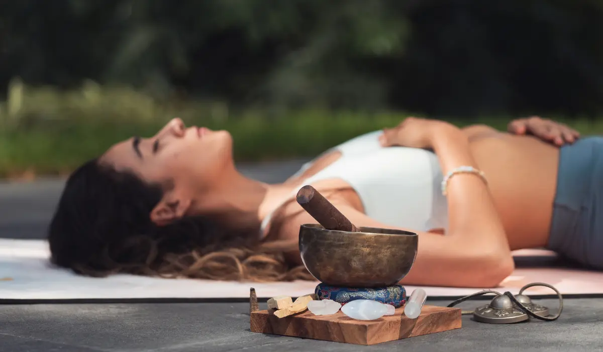 Jeune femme pratiquant une séance de méditation