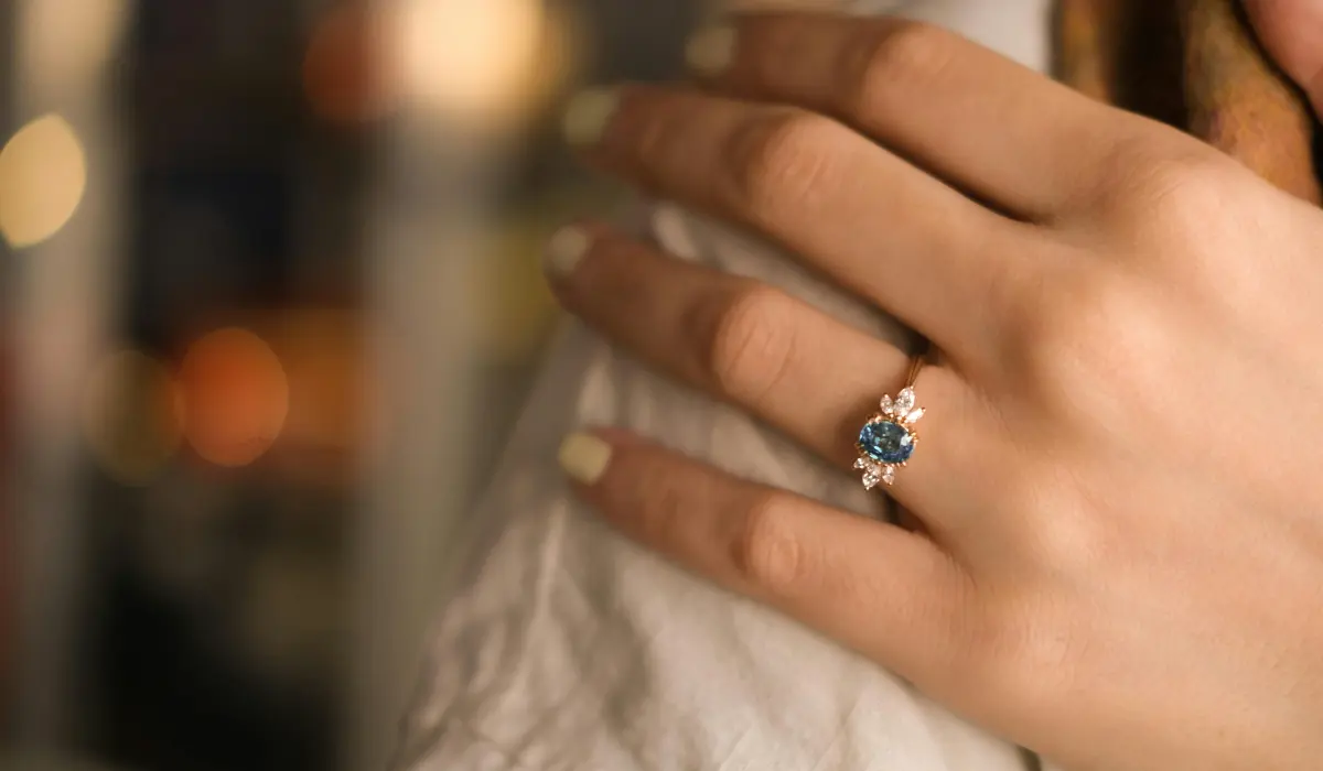 Une bague sur lequel est monté un saphir