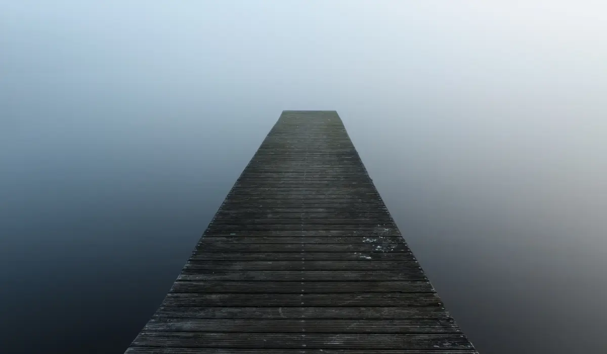 Un ponton donnant sur un lac, ambiance énigmatique et donnant une impression de néant