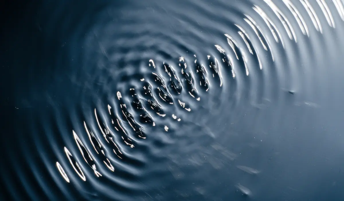 Une vibration dans l'eau pour illustrer les vibrations de 666