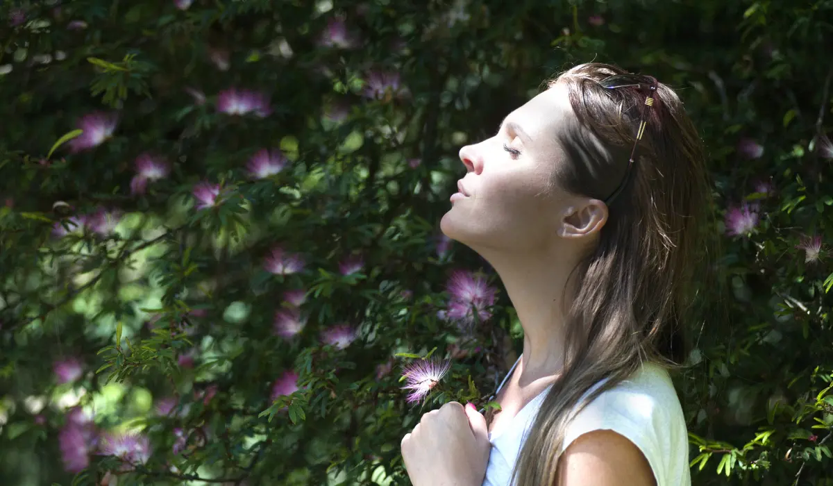 Jeune femme en train d'effectuer une action consciente