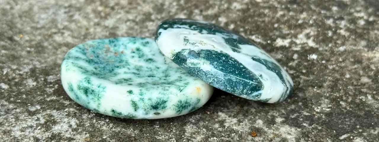 Galet anti-stress en agate arbre posé sur un rocher