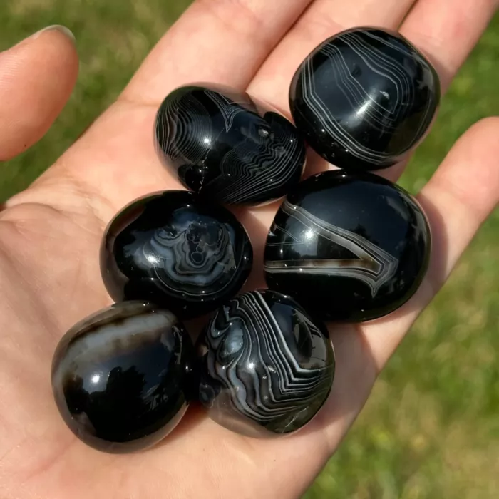 Agate oeil roulée dans une main